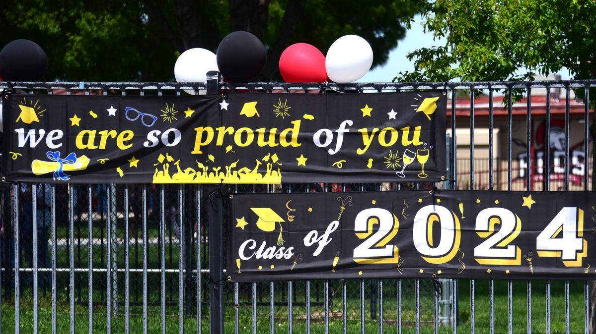 Gustine High School celebró una ceremonia de graduación especial el viernes, 12 de abril de 2024 para el estudiante de último año Brian Ortiz Núñez, que está luchando contra un cáncer terminal, raro.