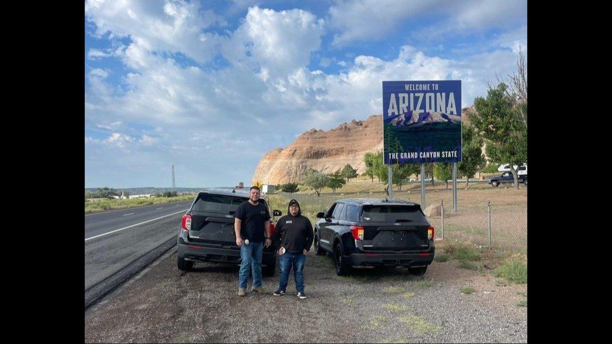 Tres agentes de reserva del Departamento de Policía de Gustine que conducían vehículos recién adquiridos para California, el lunes 11 de septiembre de 2023, se detuvieron y rescataron a un automovilista de un vehículo accidentado en Arizona, según el Departamento de Policía de Gustine. Imagen cortesía del Departamento de Policía de Gustine.