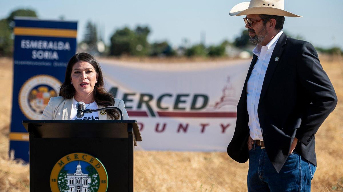 La asambleísta del estado de California Esmeralda Soria habla durante una ceremonia mientras entrega al Condado de Merced y al supervisor del distrito 3, Daron McDaniel (a la derecha), $3.5 millones en fondos estatales para la construcción de un nuevo parque en la comunidad de Franklin-Beachwood del Condado de Merced, California, el martes 3 de octubre de 2023.