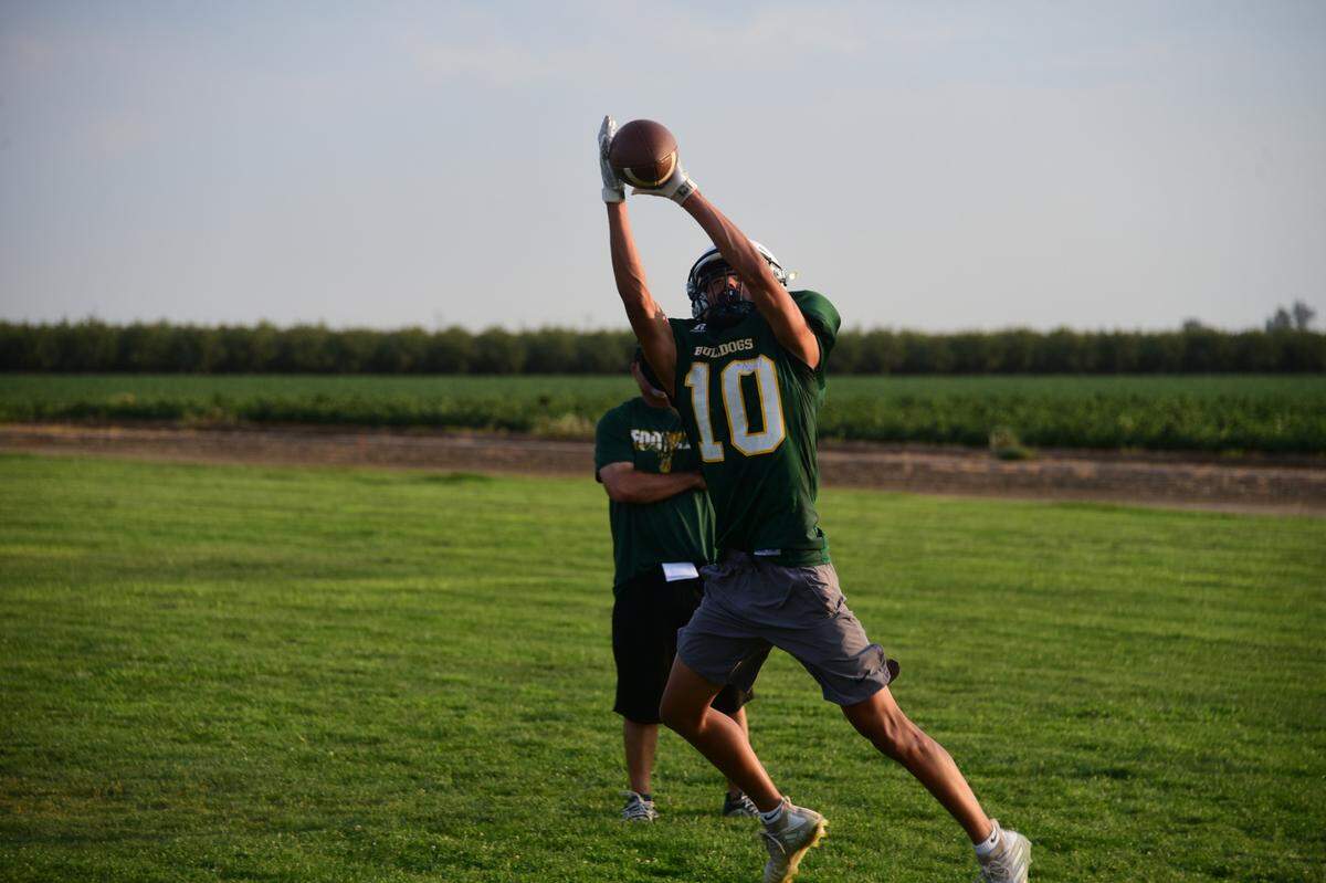 Le Grand receiver Carlos Castaneda goes up for a catch during practice on Wednesday, Aug. 11, 2021. Castaneda has been a big-play receiver for the Bulldogs this season.