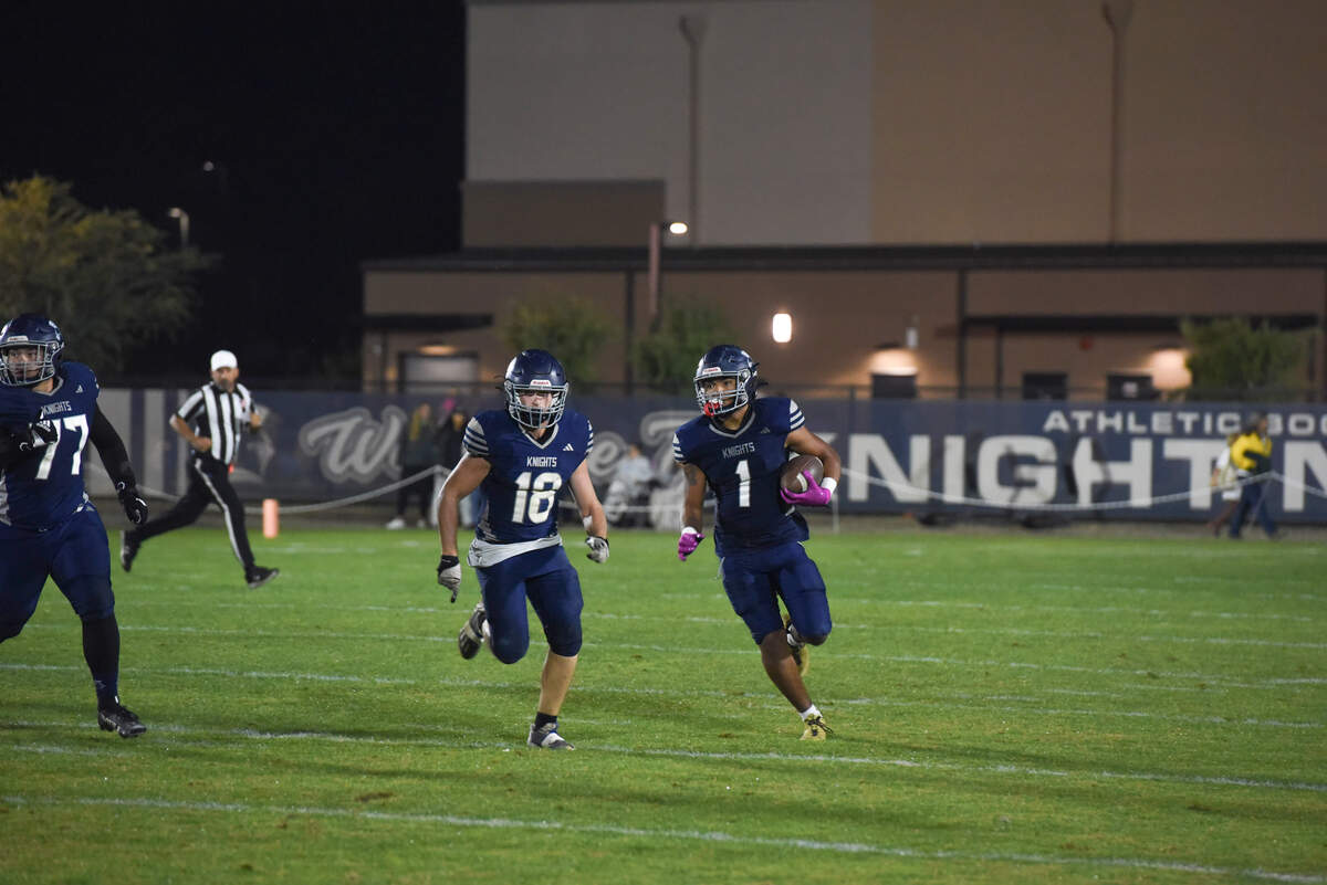 Stone Ridge Christian senior Daijon O’Neil (1) runs upfield with T.J. Mathews (18) as his blocker during the Knights’ 14-11 win over Mariposa County on Friday, Oct. 17, 2025, in Franklin. O’Neil rushed for 82 yards and two touchdowns.