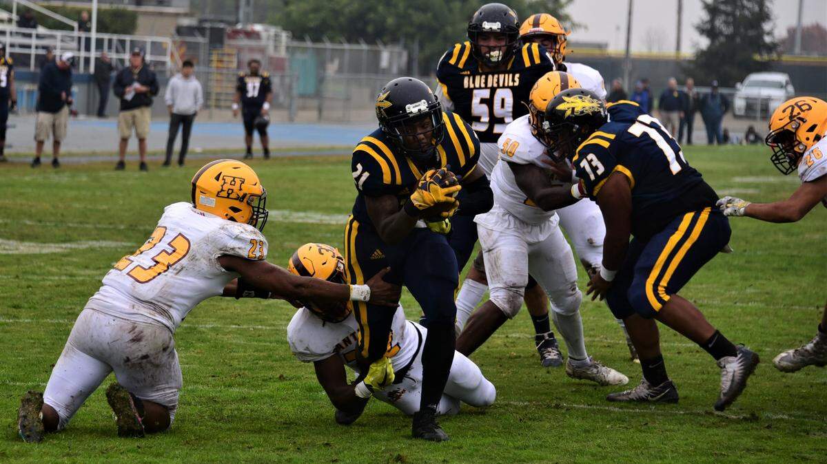Merced College running back Romello Presley runs the ball against Hartnell during a game on Saturday, Nov. 13, 2021 at Stadium ’76.
