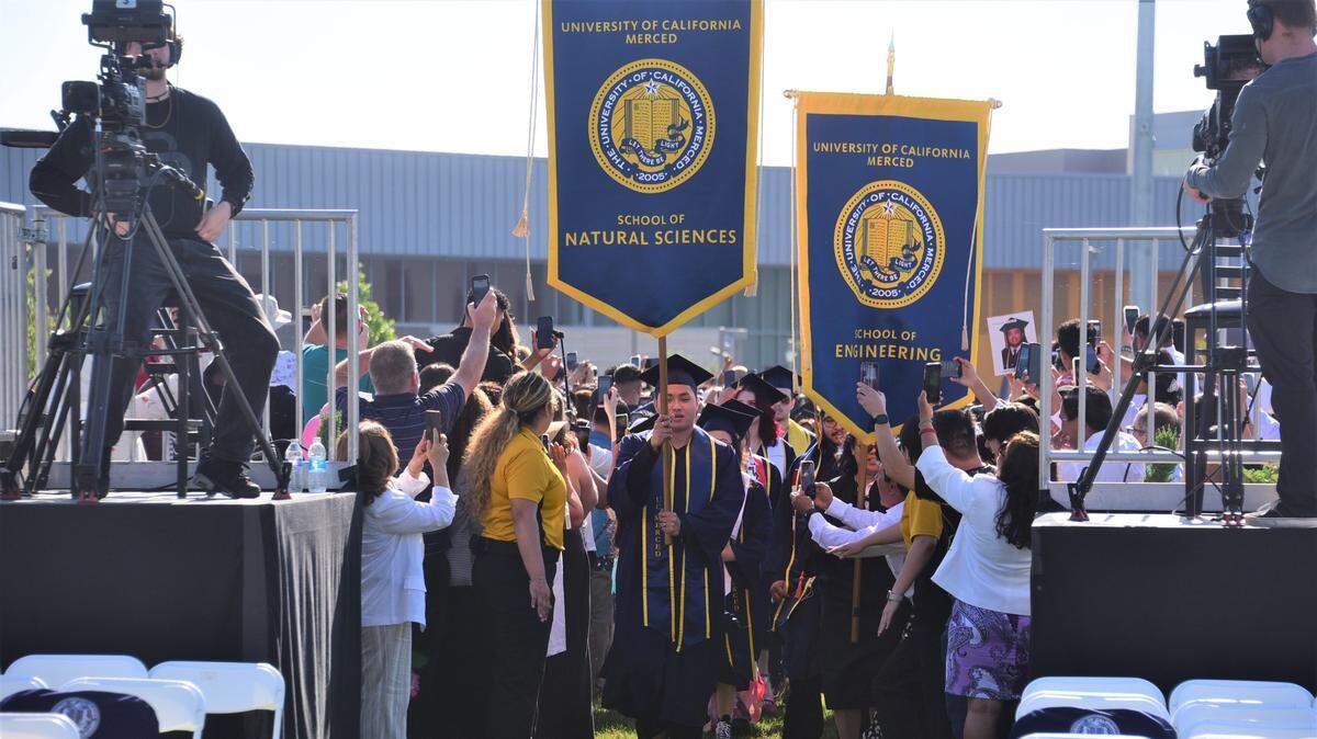 La UC Merced celebró el 13 de mayo su ceremonia de graduación de primavera de 2023 para la Facultad de Ingeniería y la Facultad de Ciencias Naturales. Una nueva iniciativa pretende capacitar médicos que permanezcan en Merced y en el Valle de San Joaquín, donde escasean.