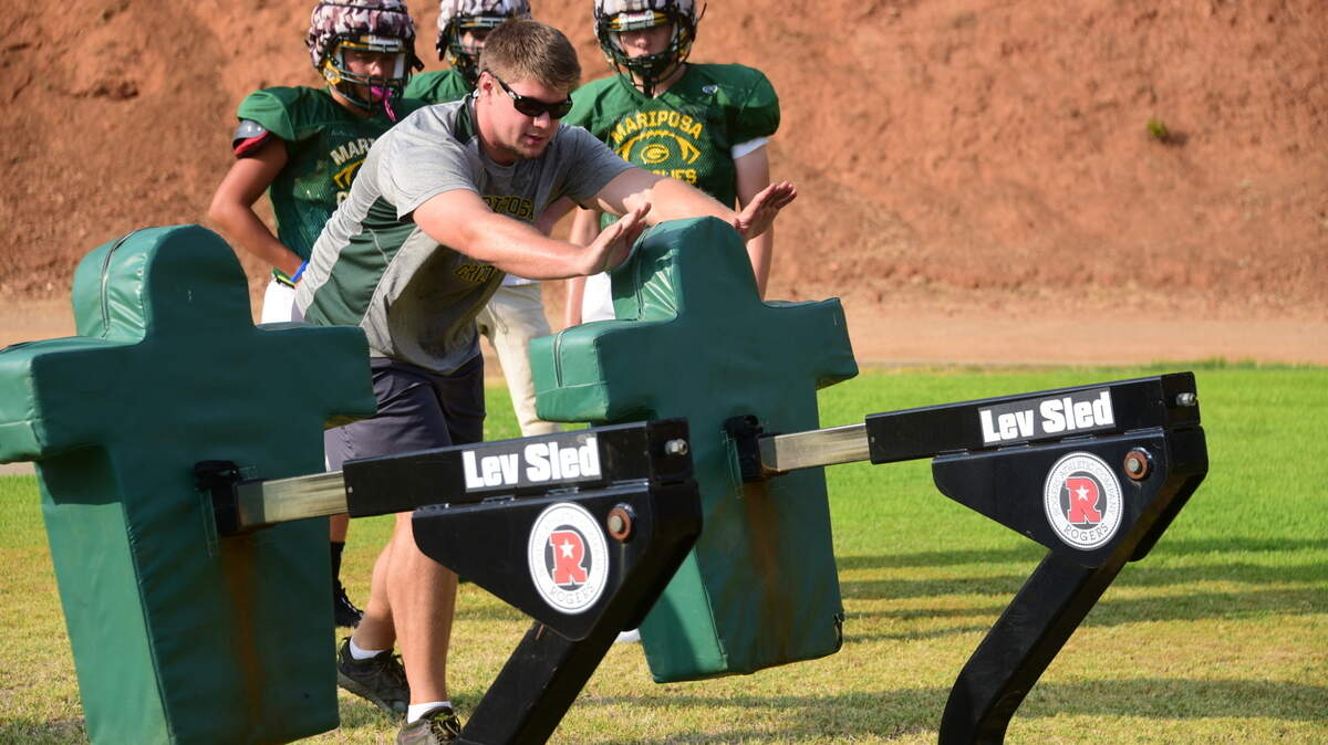 Former NFL and Fresno State offensive lineman Cody Wichmann has returned to Mariposa High to help coach football. Here he works with players during practice on Wednesday, Aug. 11, 2021.