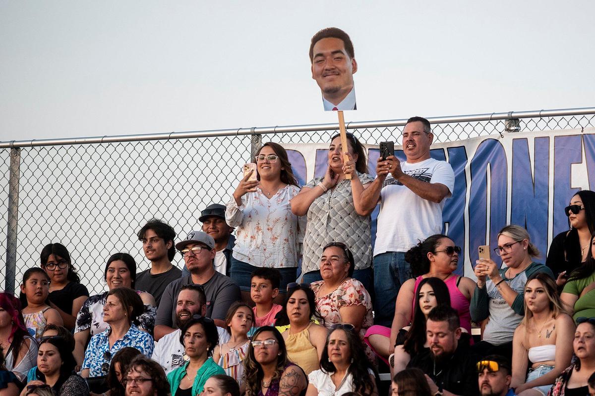 Miembros del público animan a los graduados mientras entran en el estadio de football durante la ceremonia de graduación de la generación  2024 de Atwater High School en Atwater, California, el jueves 6 de junio de 2024.