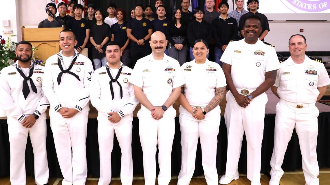 Distrito de preparatorias de Merced honra a graduados que irán a fuerzas militares