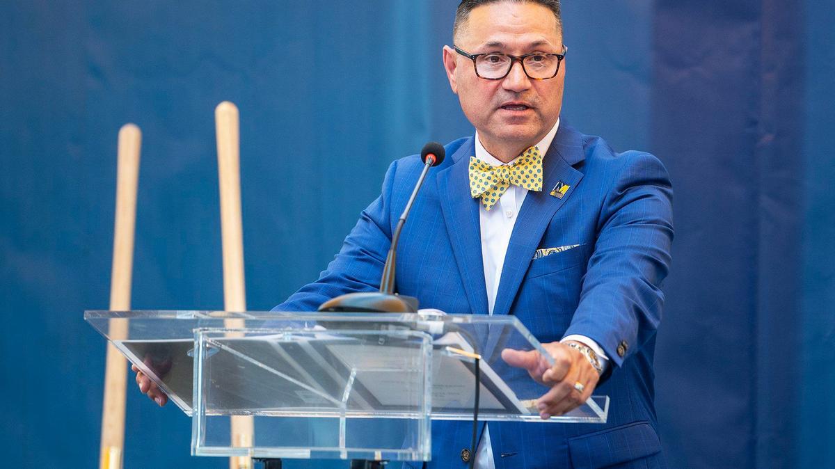 El rector de la Universidad de California en Merced, Juan Sánchez Muñoz, habla durante la ceremonia de colocación de la primera piedra del Edificio de Educación Médica de la Universidad de California en Merced, en el campus de la universidad en Merced, California, el martes 14 de mayo de 2024. Se espera que la construcción de este edificio de $300 millones y 203,500 pies cuadrados finalice en otoño de 2026.