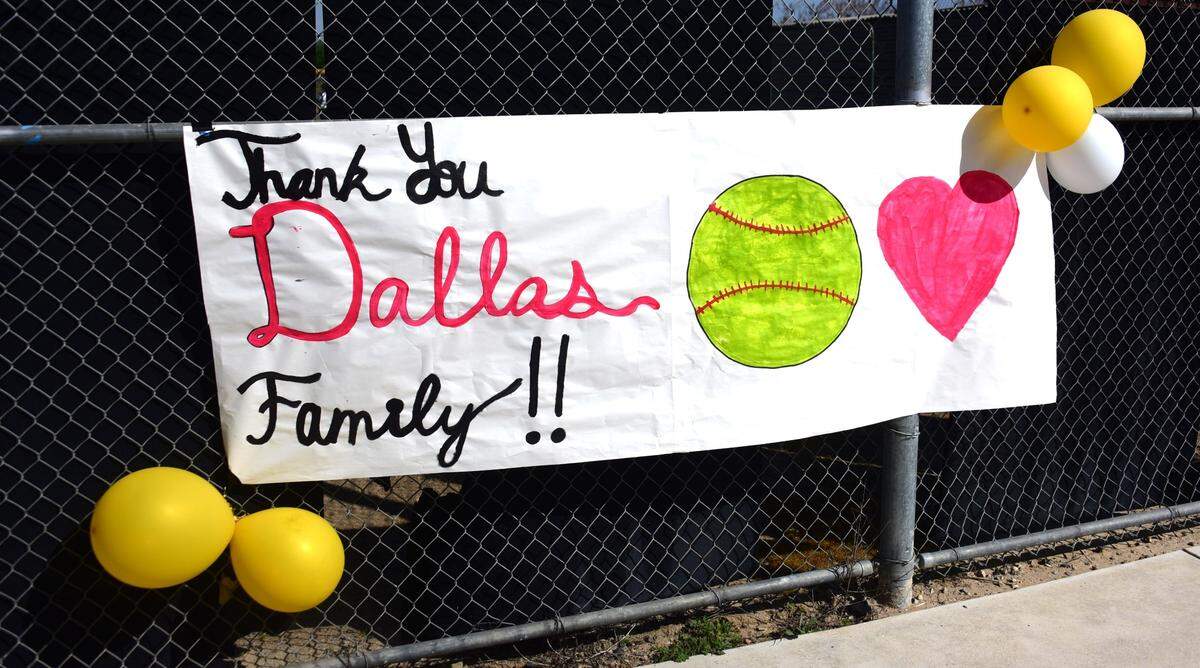 Buhach Colony High School celebró una ceremonia el viernes 22 de marzo de 2024 para bautizar el campo de softball con el nombre de Bob. E. Dallas.