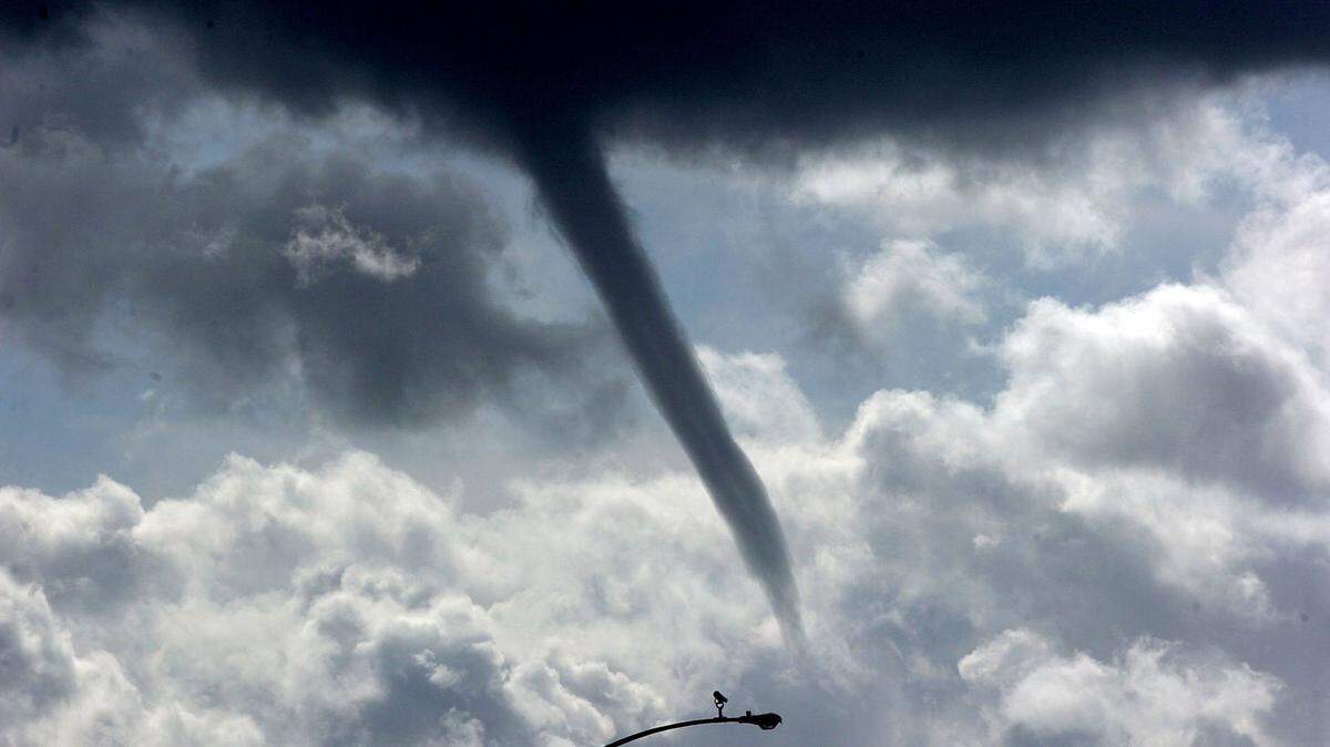 SUN-STAR PHOTO BY MARCI STENBERG A funnel cloud could be seen to the South East of Merced Monday February 9, 2009 morning about 11:30 am.