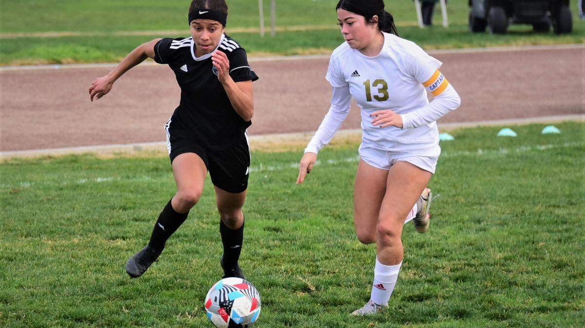 El Capitan senior Anaya Shelton moves the ball down field against Golden Valley’s Destiny Reyes during a match on Friday, January 7, 2022 at El Capitan High School in Merced, Calif.