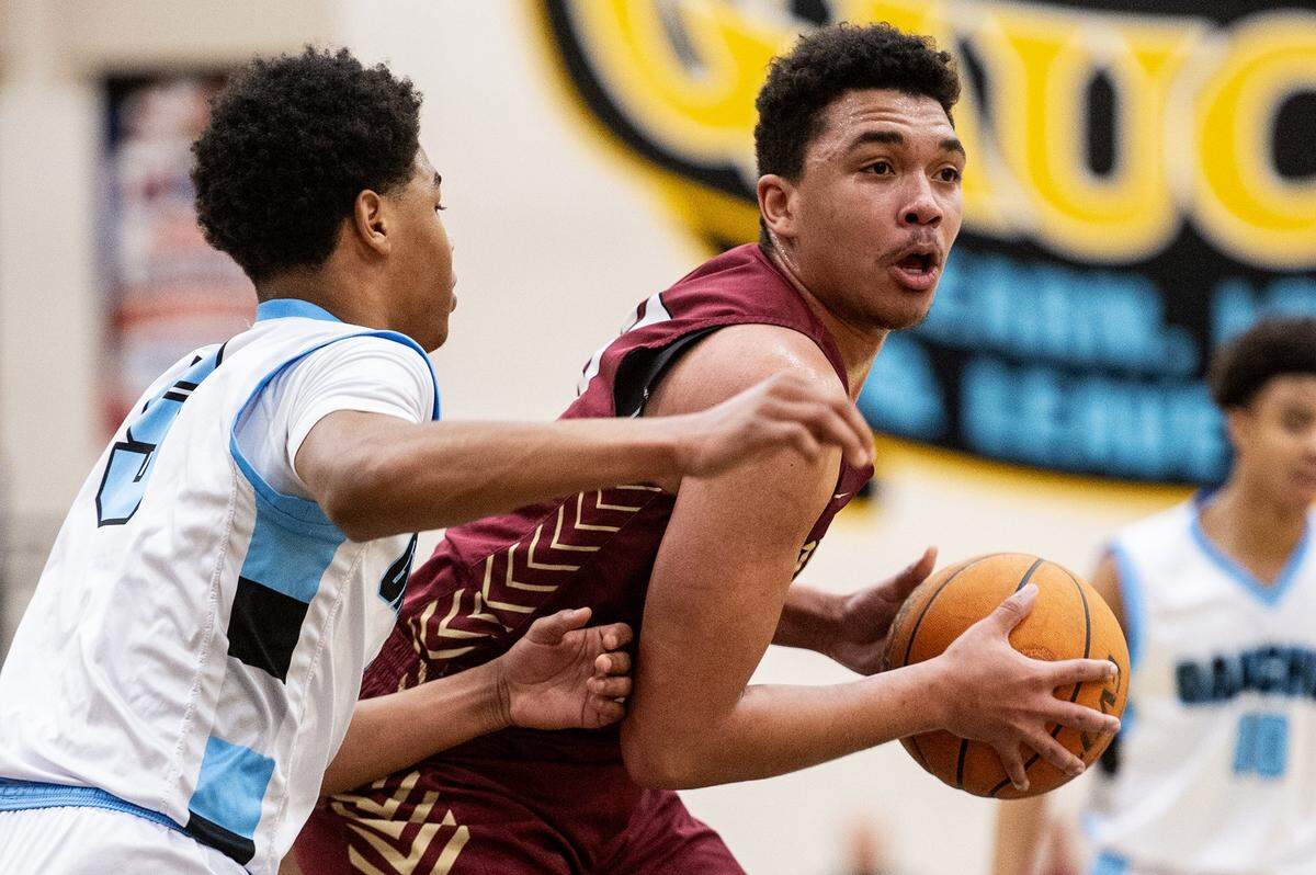 Golden Valley senior Isaiah Carter (15) attempts to get past El Capitan junior Anthony Jones (5) during a game at El Capitan High School in Merced, Calif., on Wednesday, Feb. 12, 2025. The Cougars beat the Gauchos 66-58 in double overtime.