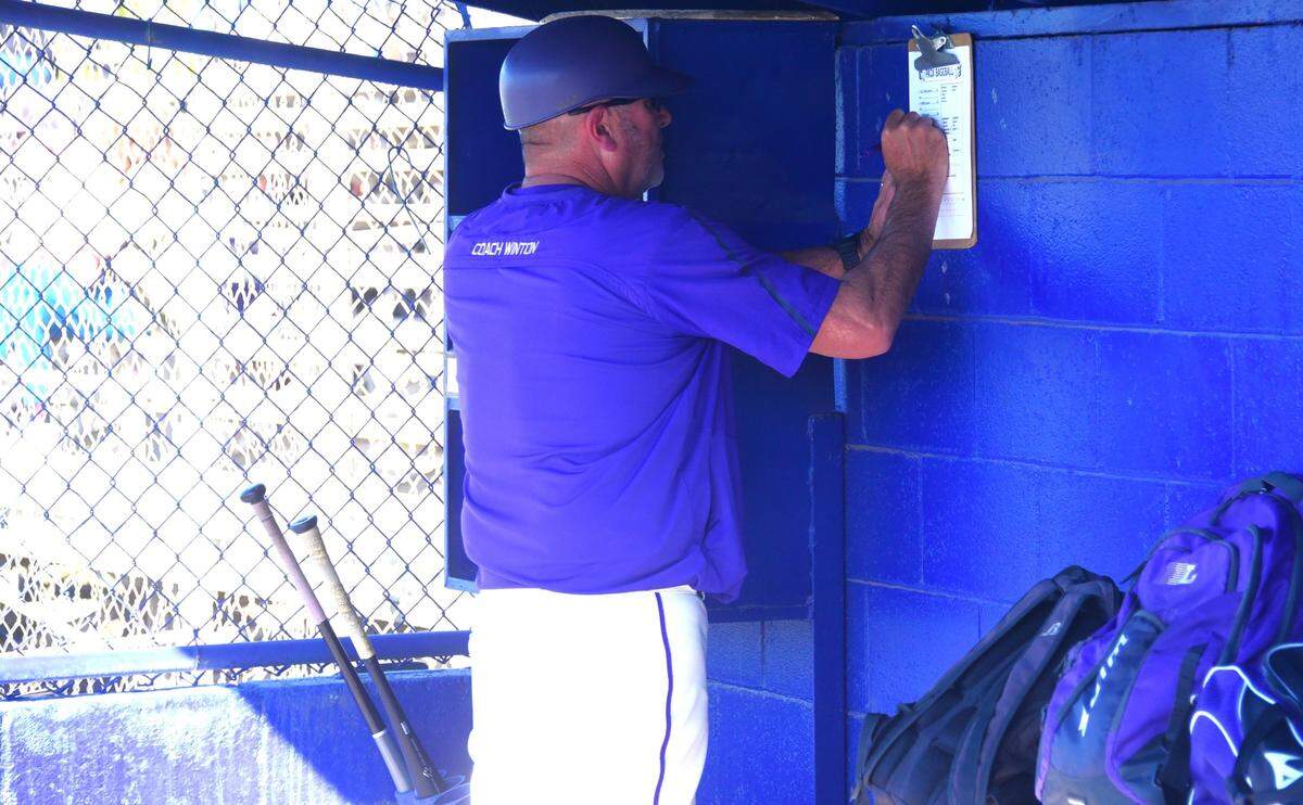 El entrenador de beisbol de Livingston High School, Matt Winton, toma notas en una tarjeta de alineación durante un partido de los Wolves contra los Enochs, el martes 2 de abril de 2024, en el Memorial Ballpark de Atwater. Winton ha entrenado a su alma mater durante 31 temporadas.