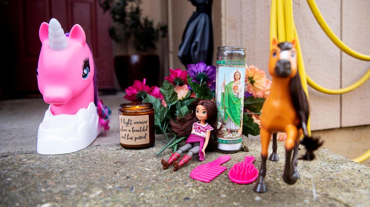 Juguetes y velas se encuentran cerca de la vivienda donde una madre supuestamente asesinó a sus tres hijos antes de intentar quitarse la vida en un complejo de departamentos en el 13000 de Brice Street en Le Grand, California, el jueves 13 de enero de 2022.