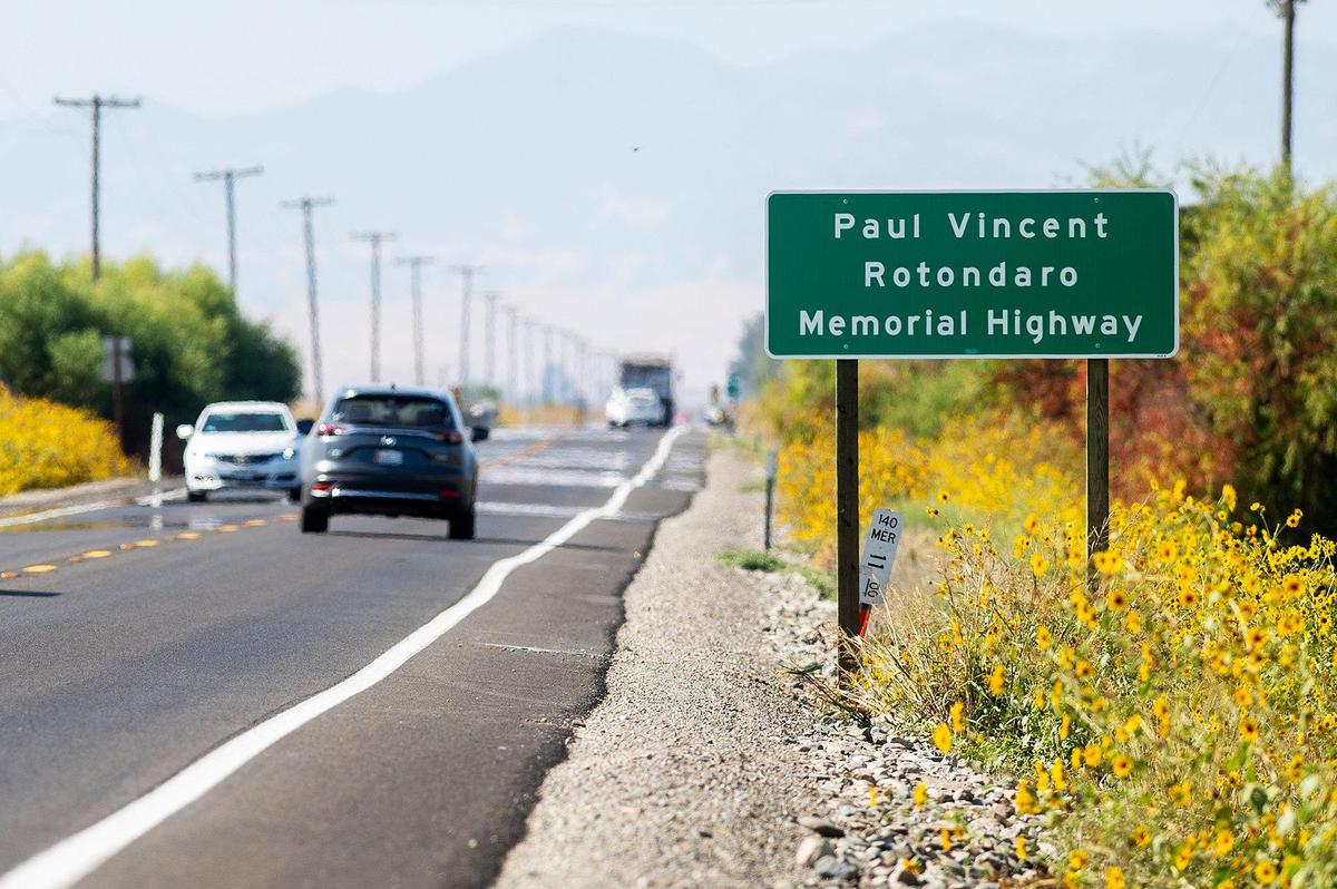 Un letrero identifica una sección de la Highway 140 cerca de Gustine como Paul Vincent Rotondaro Memorial Highway en el condado de Merced, California, el lunes 18 de septiembre de 2023. El capitán Rotondaro de Cal Fire murió en un choque de tráfico frontal mientras estaba de servicio en el condado de Merced, el 2 de octubre de 2019.