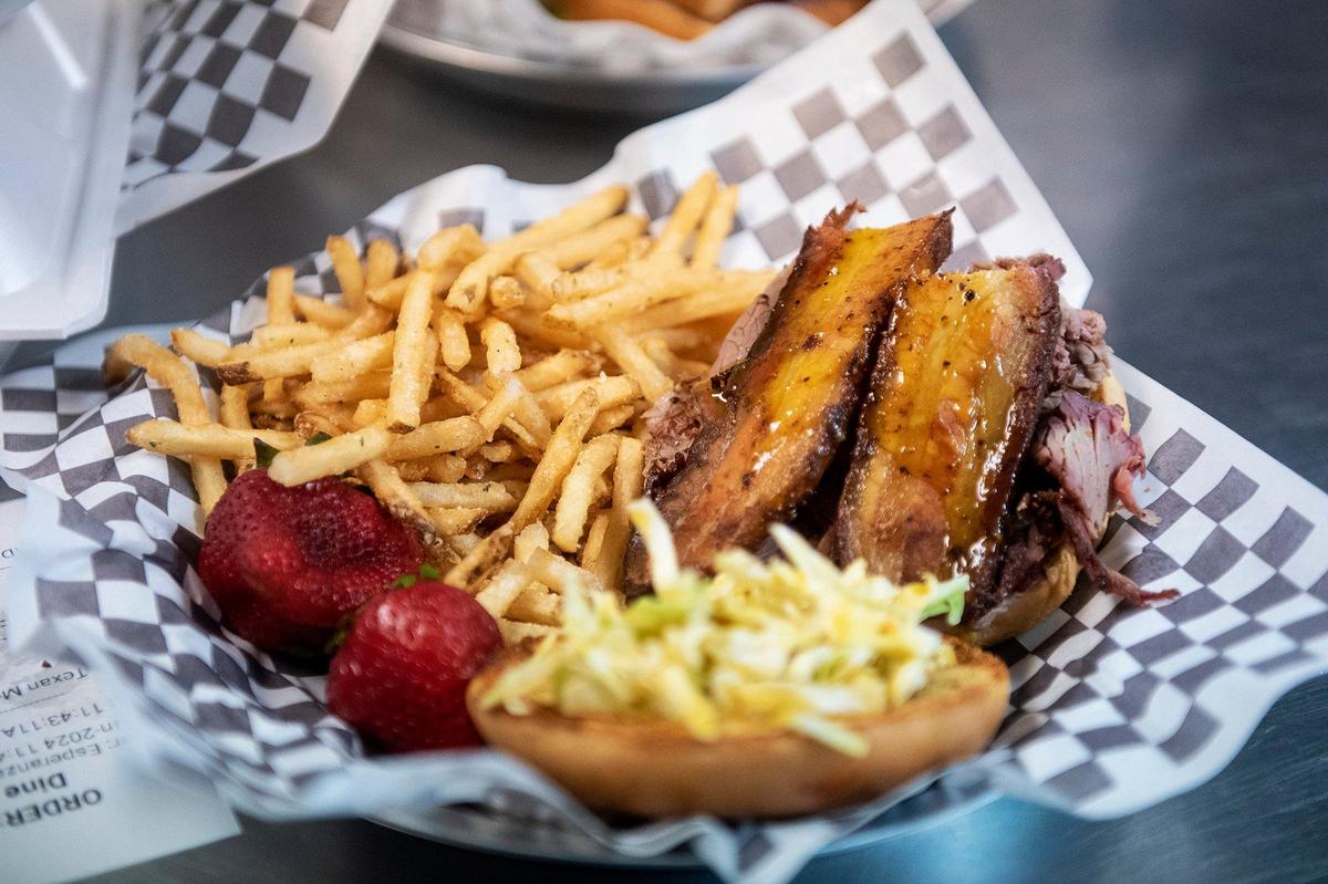 Un sándwich Fifty-Fifty con una guarnición de papas fritas preparado para un cliente en el restaurante Tri-Tipery, situado en 11359 Newport Road, en Ballico, California, el jueves 13 de junio de 2024.