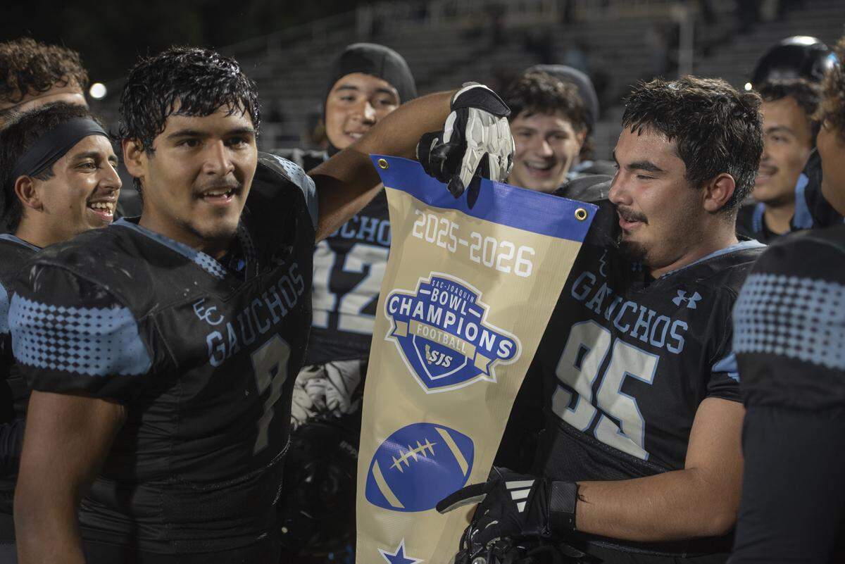 El Capitan players celebrate with the 2025–26 bowl championship banner following a 28–14 win over Livingston. The victory capped the Gauchos’ first season ending with a postseason achievement.