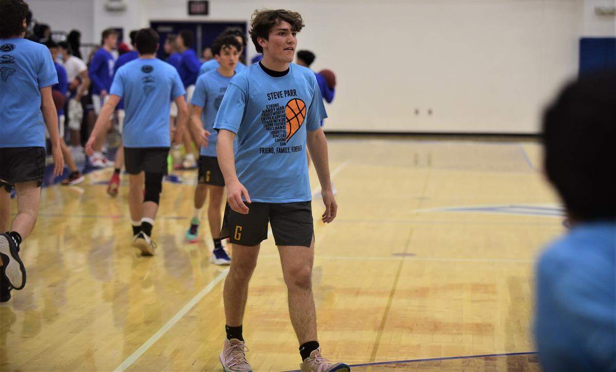 El Capitan players, coaches and parents wore T-shirts to honor Atwater parent Steve Parr — who died after suffering a heart attack — in a tribute Friday, Feb. 4, 2022, in a game in Atwater.
