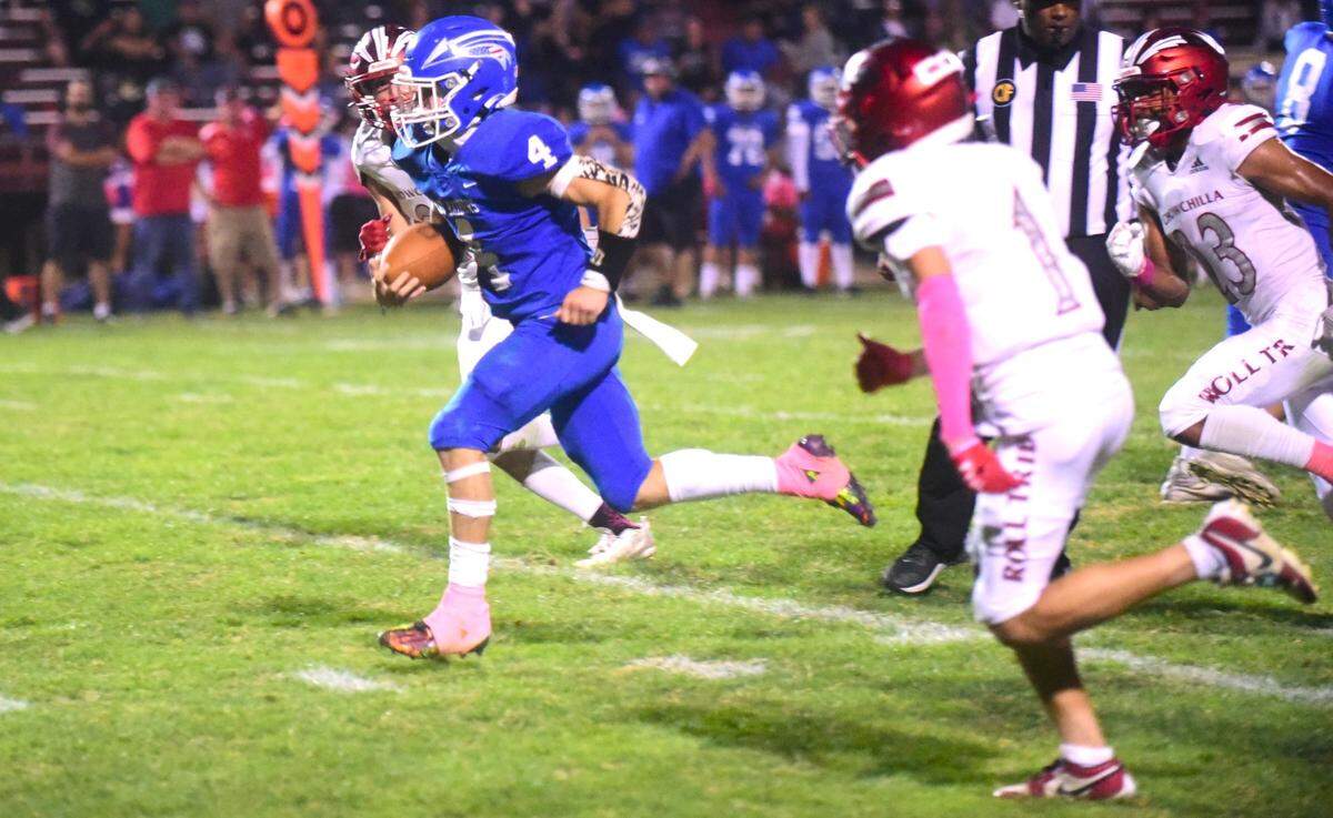 Caruthers High School senior Hunter Babb (4) breaks free for a 39-yard touchdown run against Chowchilla on Friday, Oct. 20, 2023. Babb rushed for 283 yards and four touchdowns against the Tribe.
