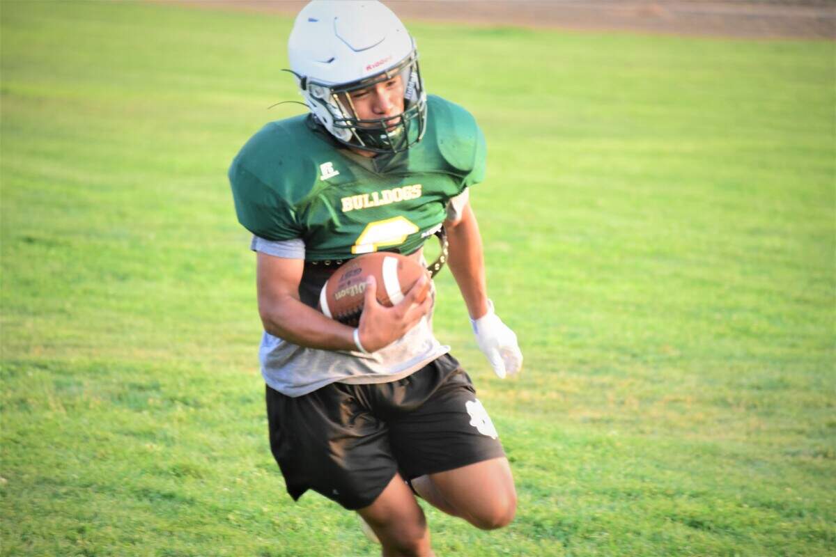 Le Grand running back Franie Coria runs the ball during practice on Wednesday, Aug. 11, 2021.