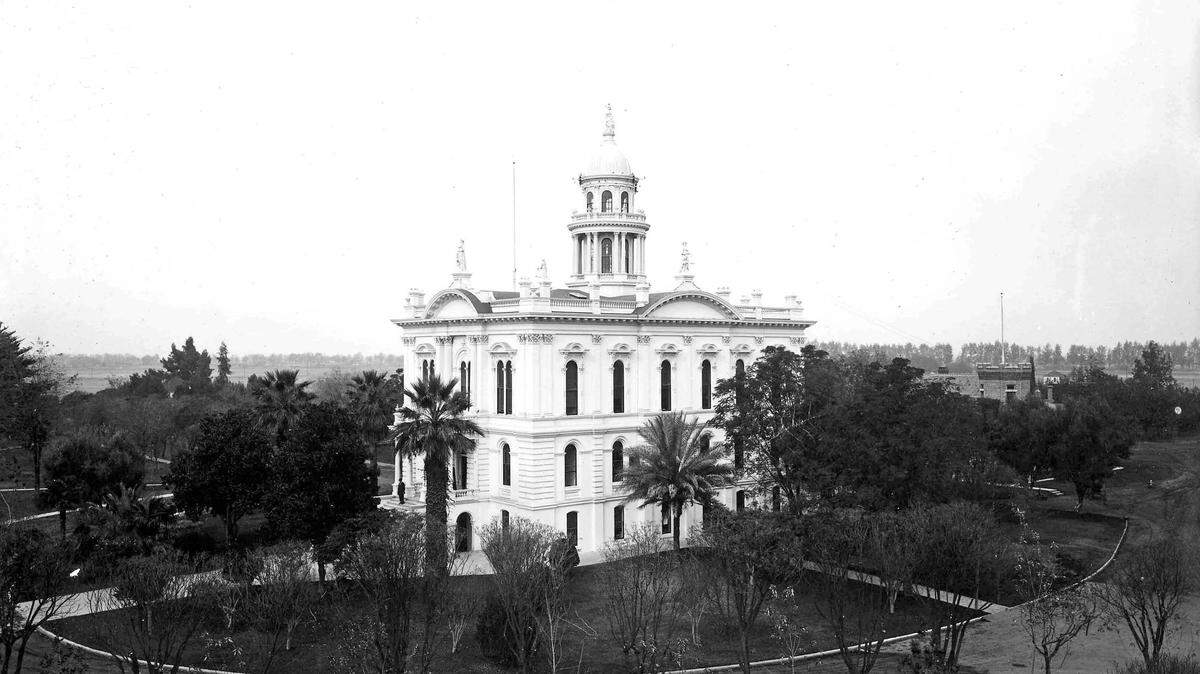 The Courthouse and Jail in Courthouse Park, 1913. Courthouse Park was across O Street from the Parkside Apartments.