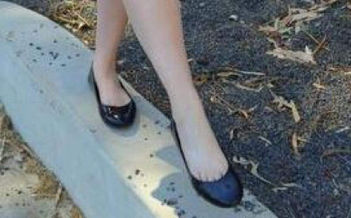  If you are on the fence about whether you should wear heels or flats, do your feet a favor and pick the most comfortable shoe.
