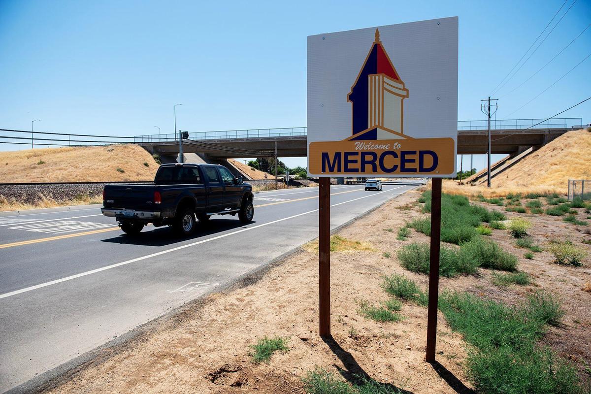A new welcome sign greets motorists along westbound Highway 140 near Campus Parkway in Merced, Calif., on Tuesday, June 3, 2025. 