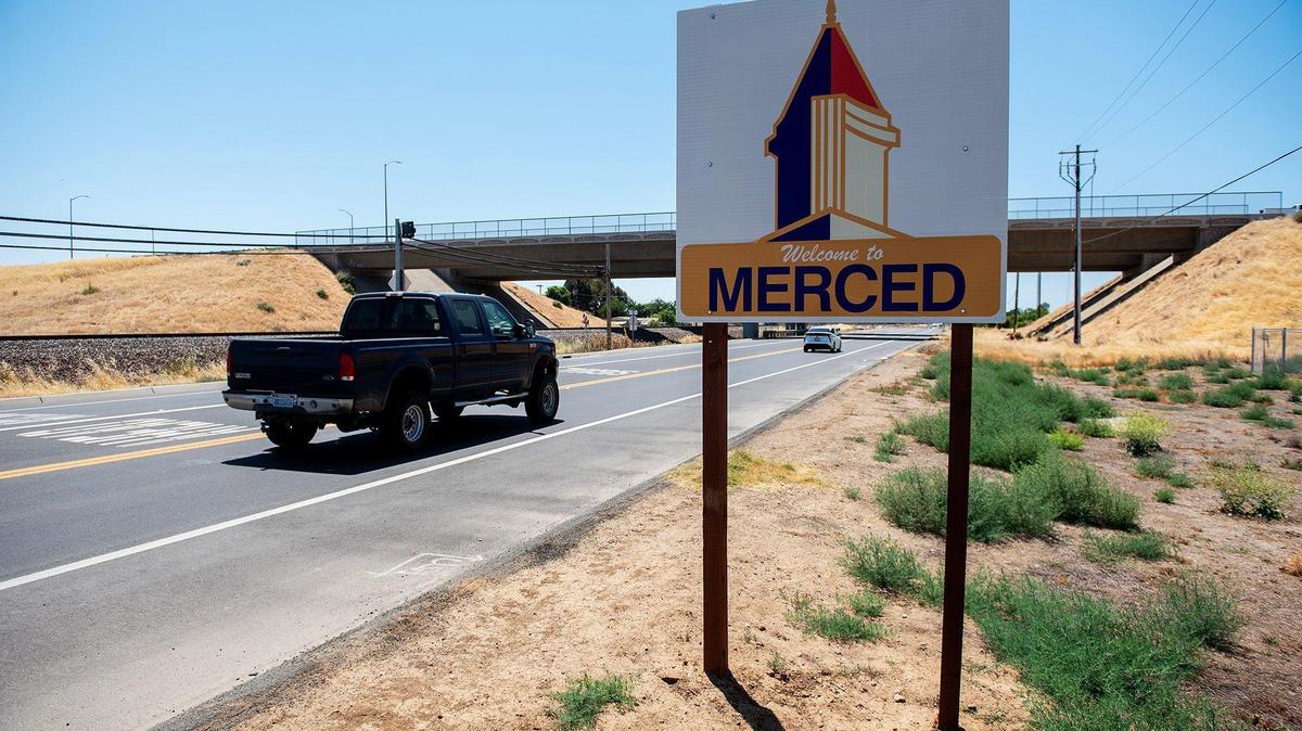 A new welcome sign greets motorists along westbound Highway 140 near Campus Parkway in Merced, Calif., on Tuesday, June 3, 2025. Merced County tests whether California’s political systems still represent the working class. Residents demand housing, wages and local infrastructure.