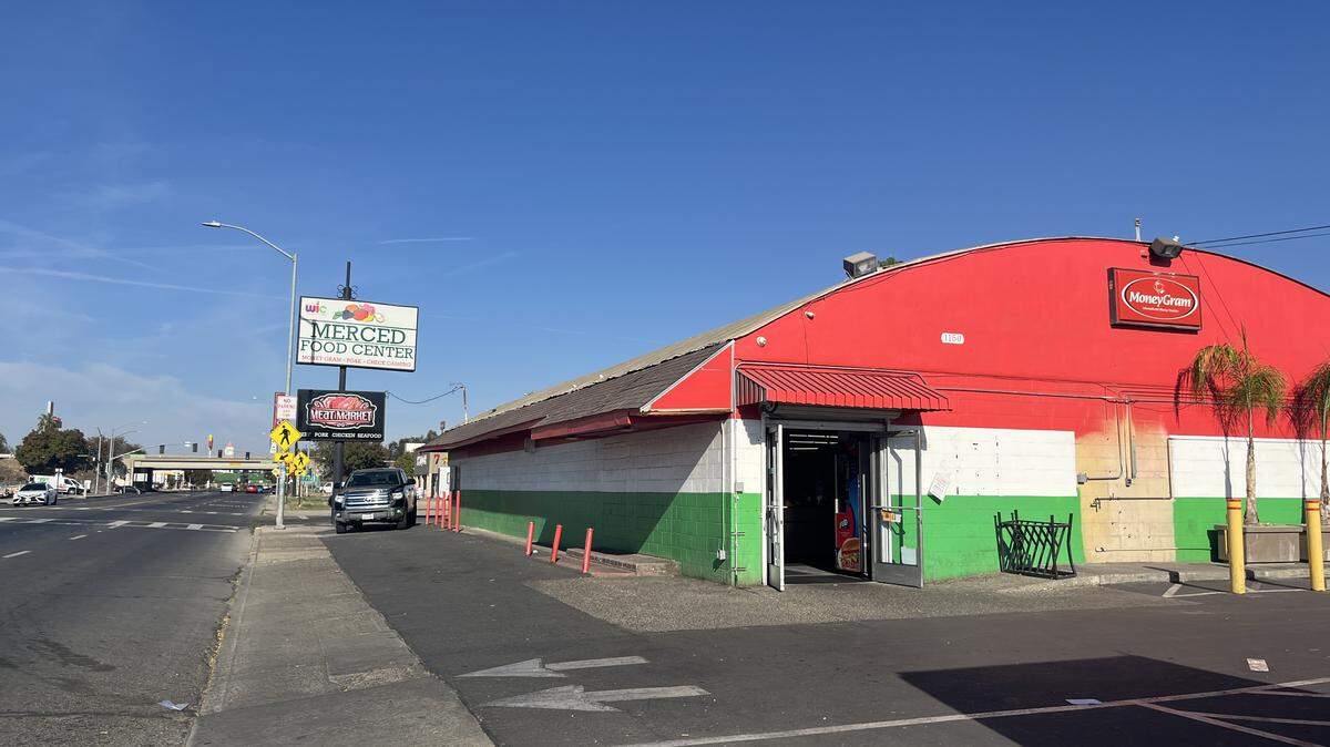 Photo of the entrance to the Merced Food Center with the sign visible in the background.