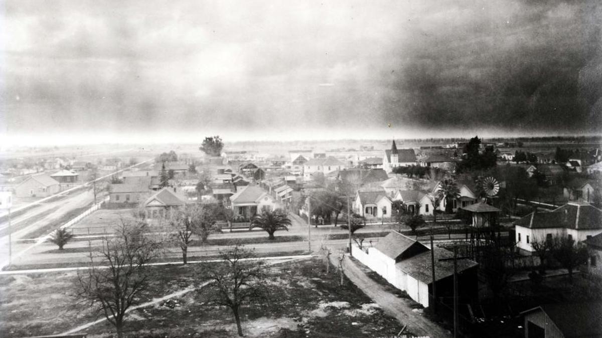 “Calm Before the Storm” was probably taken in the winters of 1912-13 or 1913-14 in Merced. Looking west from M Street, the row of palm trees marks N Street between 17th and 18th streets. (Courthouse Museum Collection)