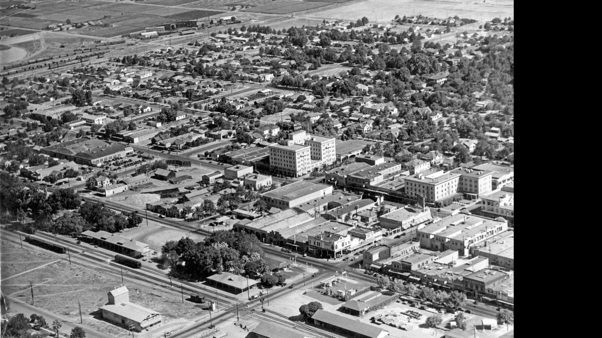 
Clearly visible in this 1930 or ’31 aerial photo of Merced are the Hotel Tioga and young palm trees in the center.
