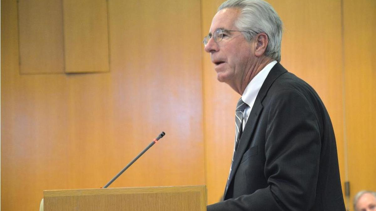 Stonefield Home representative Jeff Roberts talks about the Villas residential development project at a Los Banos City Council meeting Wednesday, Sept. 21, 2016, at City Hall.