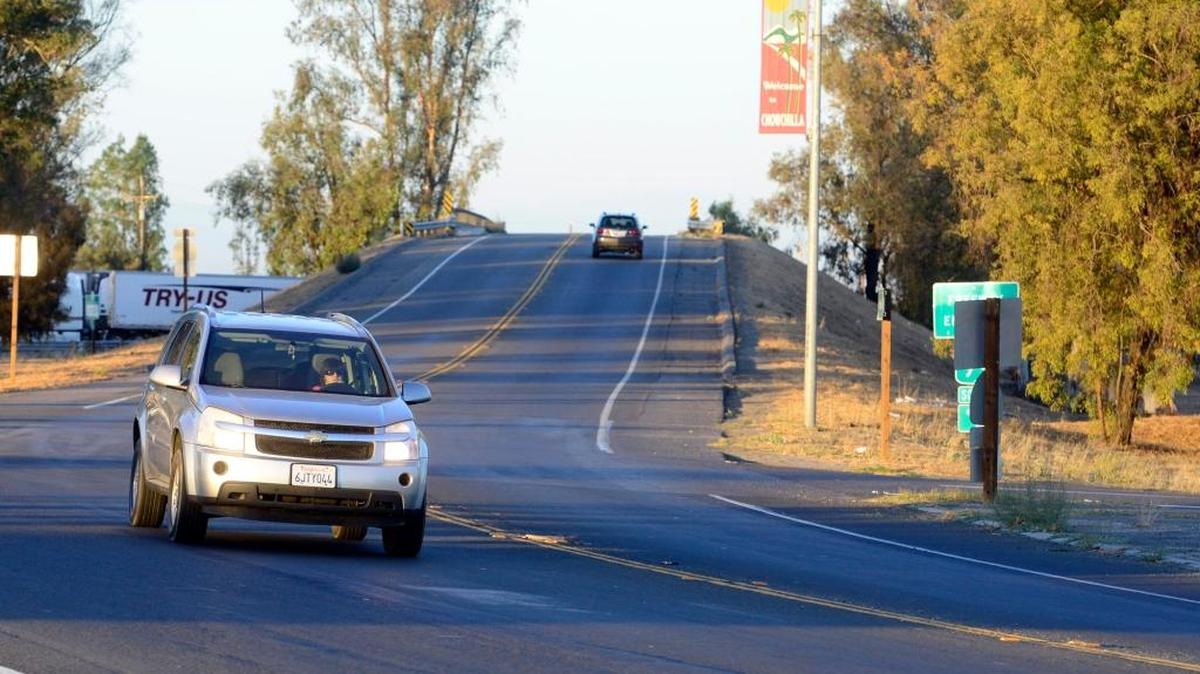 Cars cross the bridge that sends traffic from Highway 233 in Chowchilla over Highway 99 in 2015. Chowchilla will temporarily waive sewer and water fees in an attempt to drum up development along Highway 99.