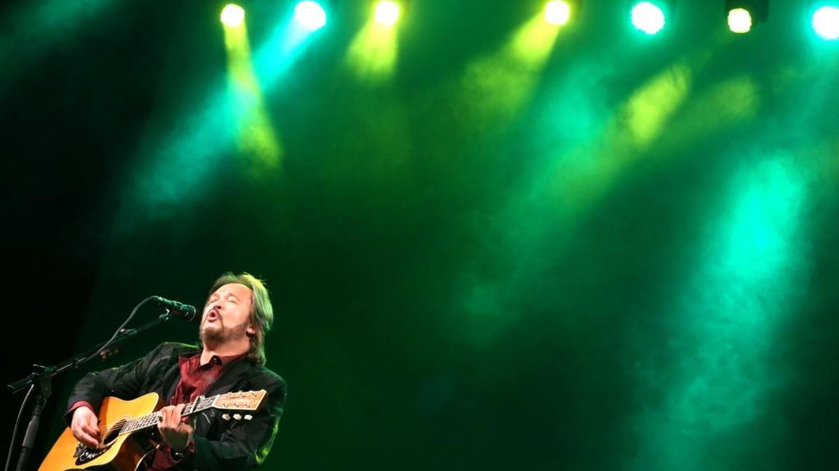 Country music star Travis Tritt performs an acoustic concert in the Ohrstrom Bryant Theater at Shenandoah University in Winchester, Va. on Jan. 8. He’ll be in Merced on Tuesday.