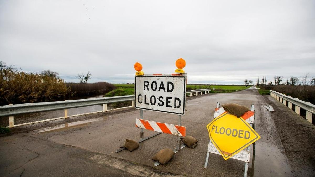 Signs indicate the road is closed on South Bert Crane Road in Atwater, Calif., on Saturday, Jan. 7, 2017.
