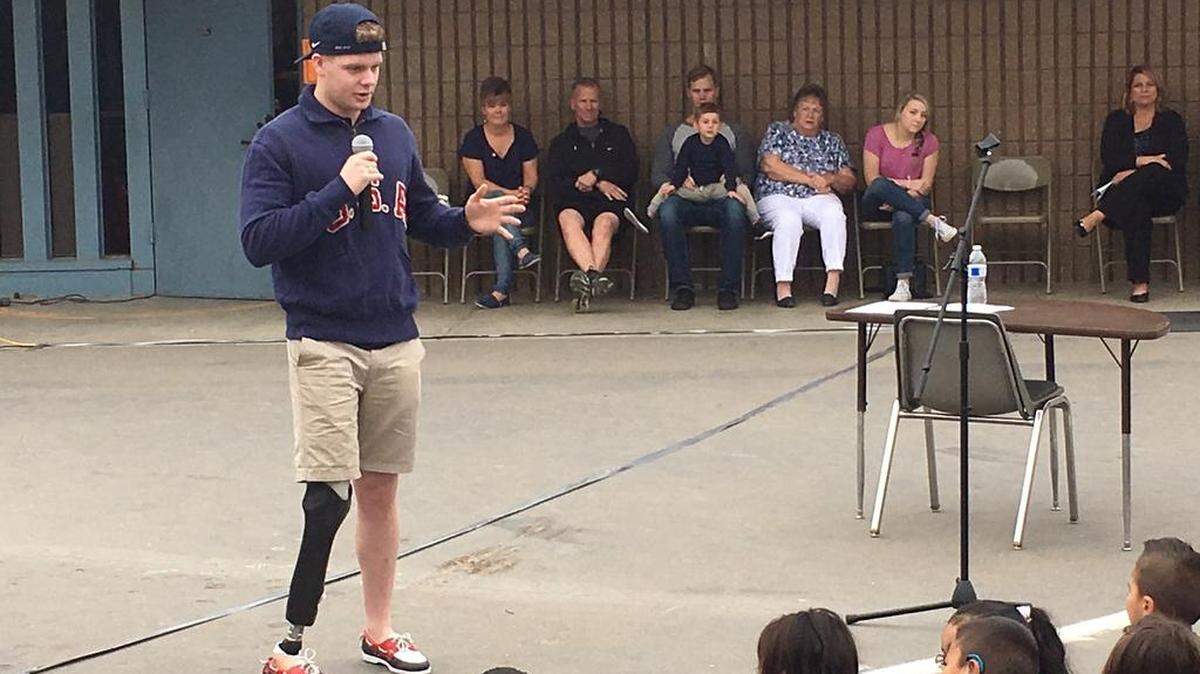 Tye Dutcher, a member of Team U.S.A’s Paralympic swimming team, talks to students at Peterson Elementary on Oct. 14, 2016.