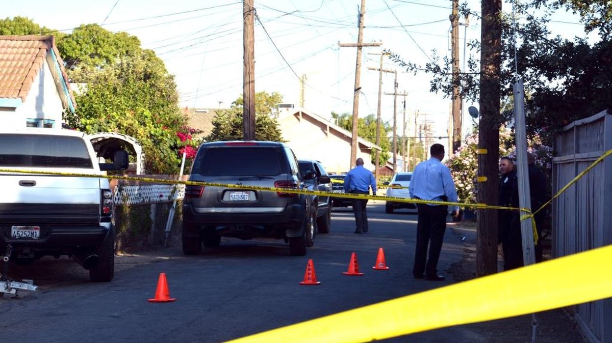 Los Banos Police officers taped off the south alley on the 300 block of H Street on the afternoon of Tuesday, Sept. 13, 2016 after a 35-year-old man was killed, becoming the city’s first homicide of the year.
