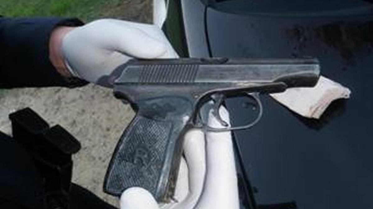 Two teens were arrested and police found a stolen handgun after a brief foot chase, Merced police reported.