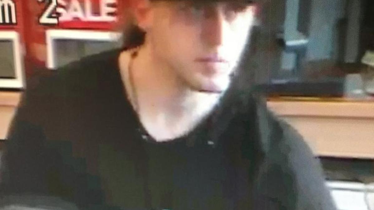 A thief pepper-sprayed a security guard Wednesday while stealing more than $1,000 in merchandise from Kohl’s Department store at the Merced Mall, the Police Department reported.