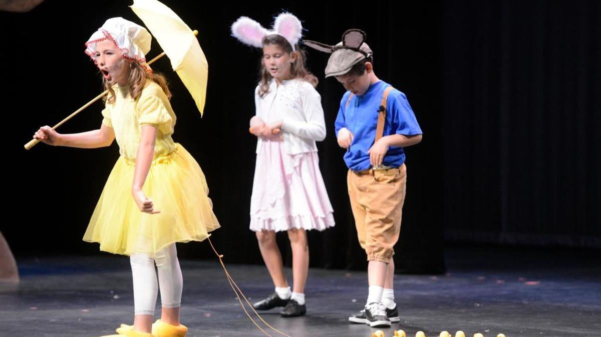 Dipper Duck, played by Abigale Murphy, expresses some indignation about her absentee husband during a performance of “The Selfish Giant” at Merced Theatre on Friday. Listening to her complaints were Roberto and Rosa Rabbit, played by Simon Davidenas and Camden Ferreria.