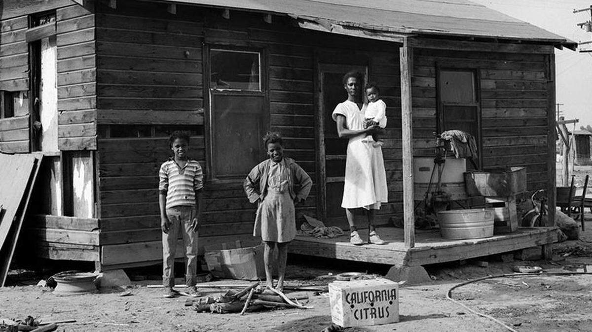 A photo from the “Ernest Lowe: Black Migrants to the Central Valley, 1960-1964” photo collection that is on display at UC Merced Library. An opening reception will be held in room 355 of Kolligian Library from 4:30-6:30 p.m. Feb. 1, 2019. The exhibit, originally at the Fresno Art Museum, will remain at UC Merced through April 5. The exhibit is sponsored by the UC Merced Library, Arts UC Merced Presents and the UC Merced Center for the Humanities.