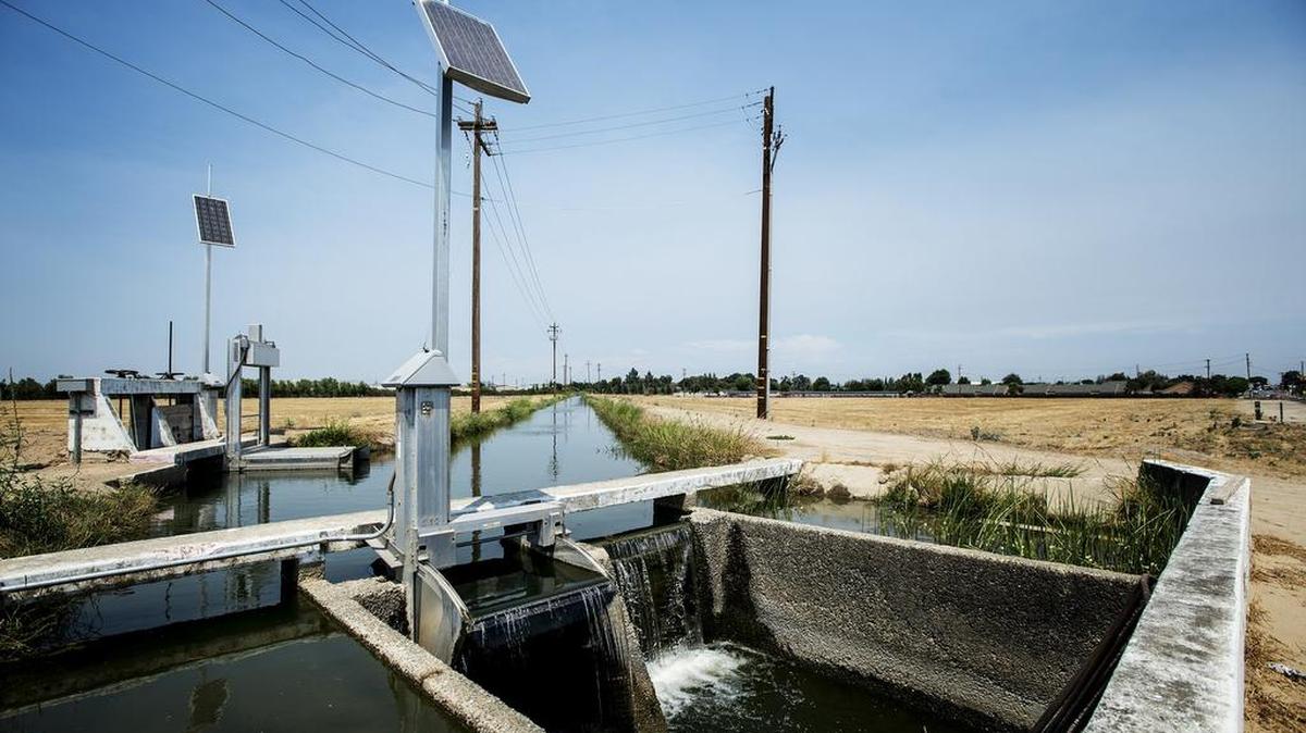 Water flows through an irrigation canal near B Street in Livingston om Ki;u. Despite above-normal rainfall so far this winter, communities across California still face mandatory water-savings standards – and in the central San Joaquin Valley all but two missed those stringent marks in December.