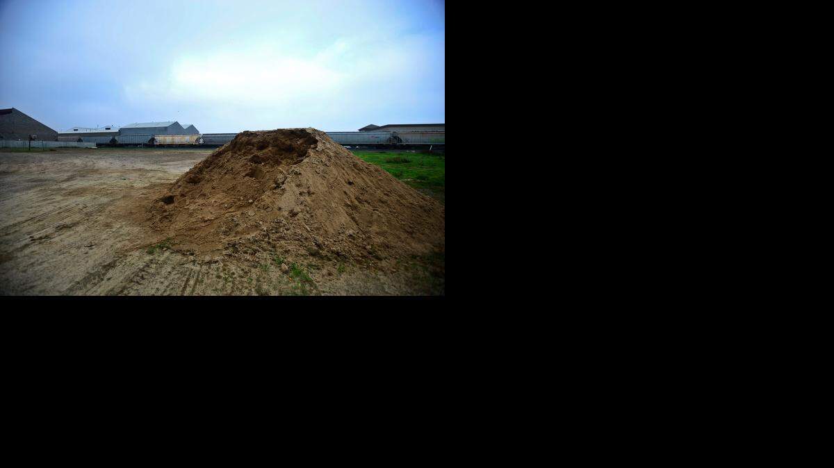 
The city of Merced Public Works Department has made sand available to residents free of charge near the corner of West 15th Street and Matin Luther King Jr. Way. According to the National Weather Service, a winter storm is expected to arrive Thursday and could bring over an inch of rain. Sandbags are available during normal business hours at the Central Fire Station on 16th Street.
