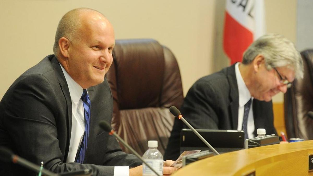 Los Banos City Manager Steve Carrigan, left, and Mayor Mike Villalta at a Los Banos City Council meeting in October 2014. Carrigan could be named Merced’s new city manager on Monday.