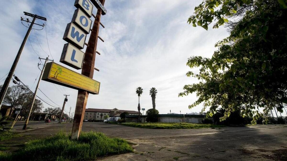 The former Century Bowl, at East Childs and South Parsons avenues, is shown Friday, Feb. 26, 2016. The building, vacant for 15 years, is scheduled to be demolished to make room for a fast-food restaurant and retail space.