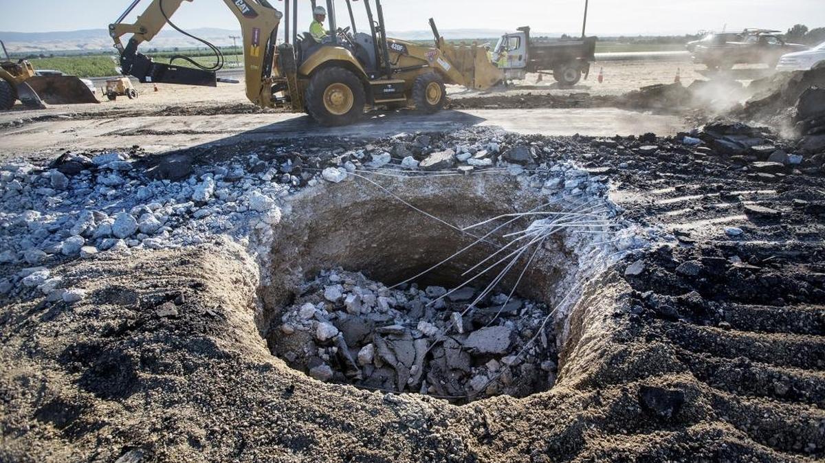 Caltrans crews repair a sinkhole on the Highway 33 near Interstate 5; around 400 such sinkholes have opened up on California’s decrepit highways this year. To fix such problems, we need dedicated revenues.