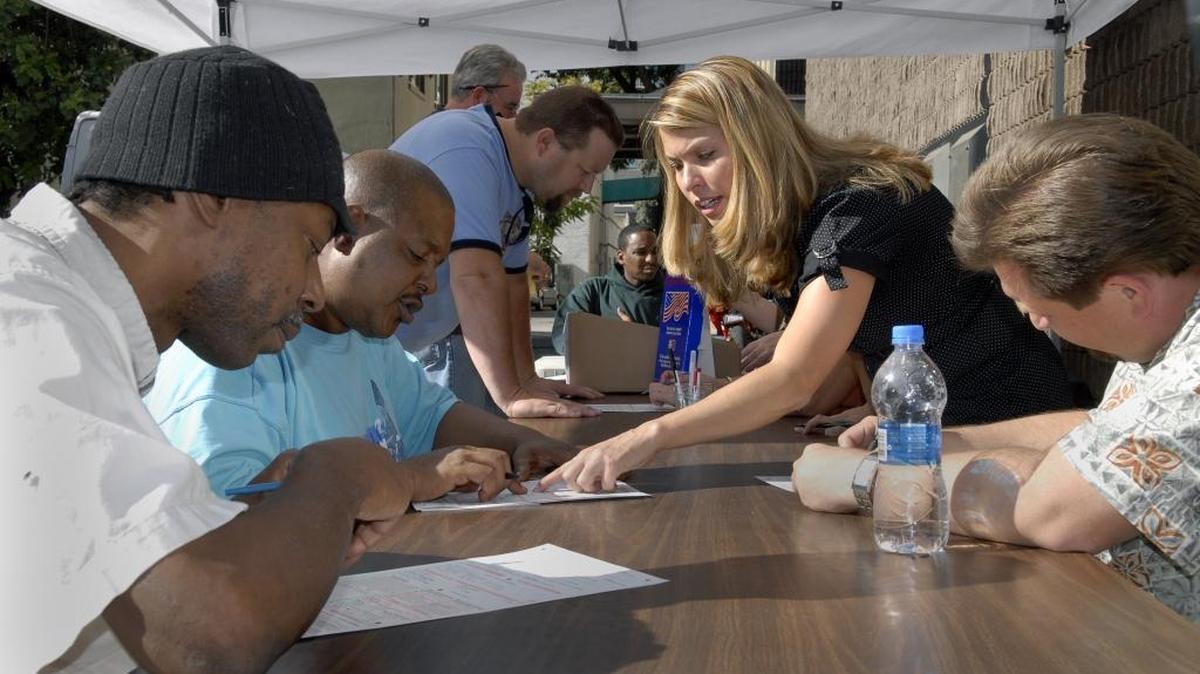 Voters sign up to take part in the 2008 presidential election. Registration has soared in the past few weeks as voters prepare for the June 7 primaries.