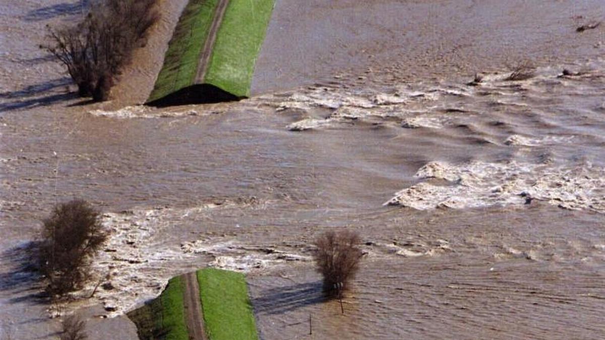 Water flows through a 150-foot break on the western levee of the Sutter Bypass into low-lying farmland in Sutter County near Meridian on Jan. 5, 1997. The break, which forced evacuation of the area, caused flooding over an area estimated to be as large as 100 square miles. The peak water flow was estimated to be 200,000 cubic feet per second.
