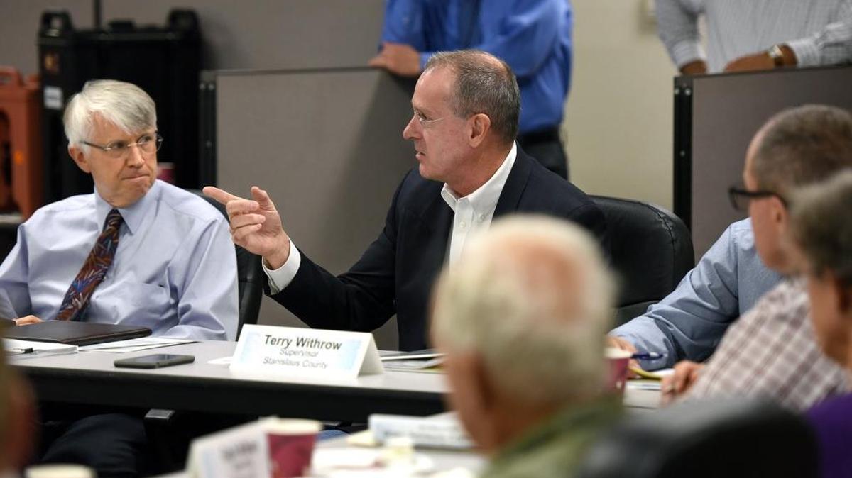 Stanislaus County Supervisor Terry Withrow talks to Les Grober, left, of the State Water Resources Control Board. Grober defended the proposed increases in river flows at a meeting of the Stanislaus County Water Advisory Committee on Wednesday, Sept. 28, 2016, in Modesto, Calif.