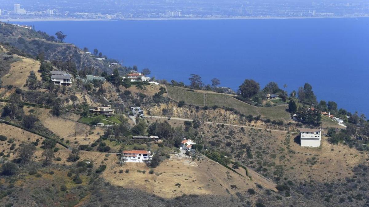A few houses cling to Sweetwater Mesa, the 150-acre hillside property in Malibu where U2’s “The Edge” and his partners plan to build five houses. The group hired more than 60 lawyers, lobbyists and consultants in their 10-year fight to win permits from the California Coastal Commission.
