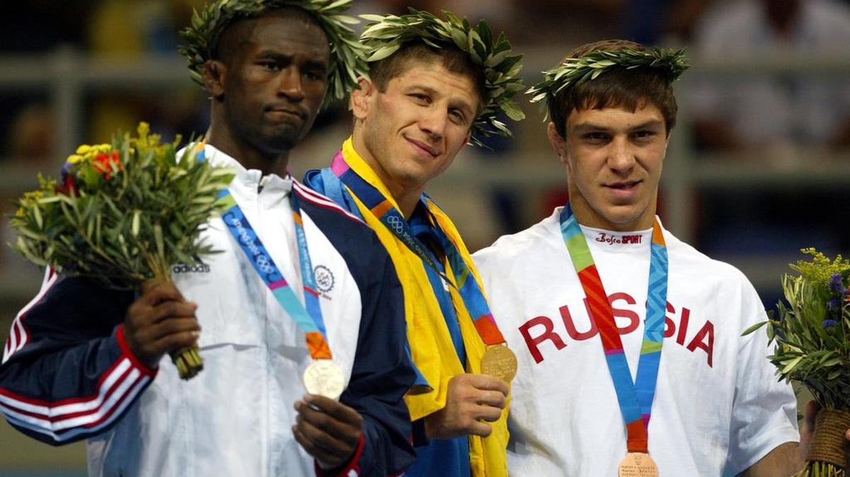 Winners of the men’s freestyle 66kg wrestling show their medals at the 2004 Olympic Games in Athens on Aug. 28, 2004. Atwater’s Jamill Kelly, left, won silver, Ukraine’s Elbrus Redeyev, center, took gold and Makhach Murtazaliev of Russia earned bronze.